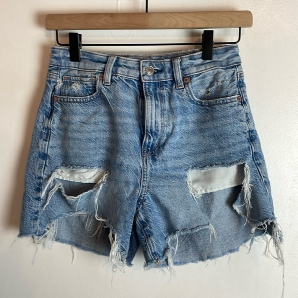 American Eagle Distressed Light Wash Baggy Mom Short 00